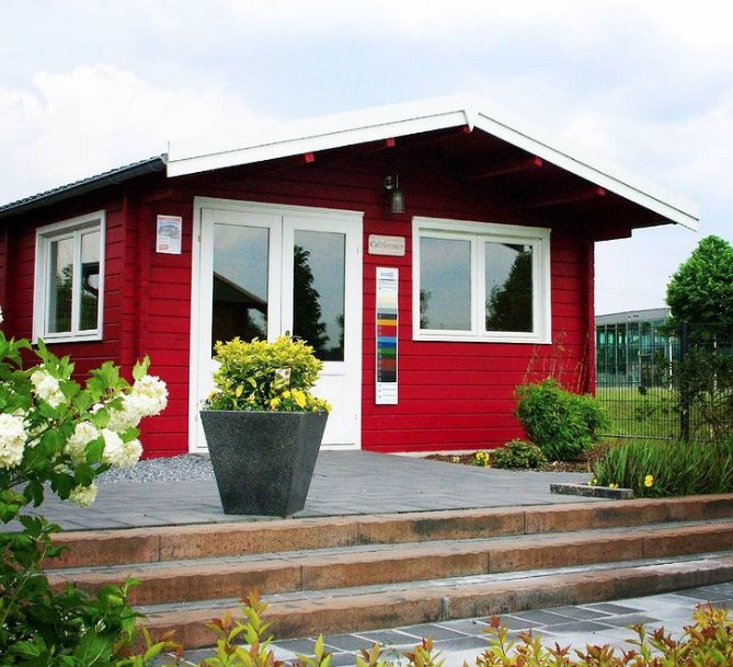 Maison rouge avec terrasse