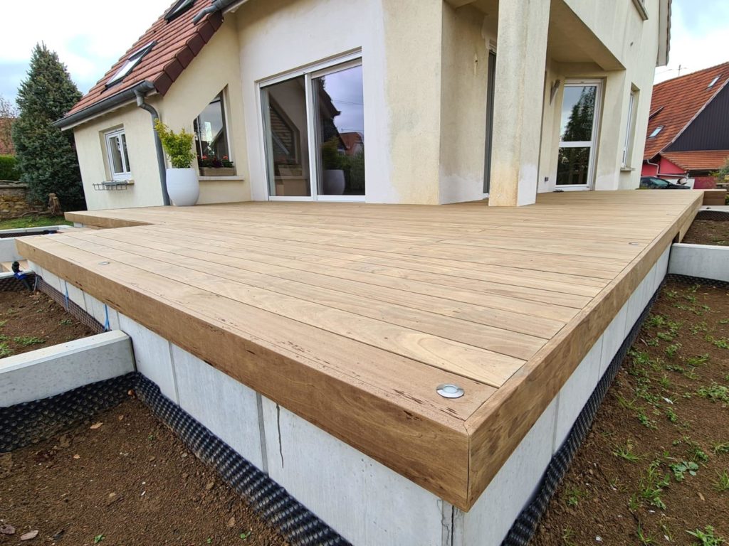 Terrasse en bois de Kebony avec escalier et éclairage LED – Wittersheim (67)