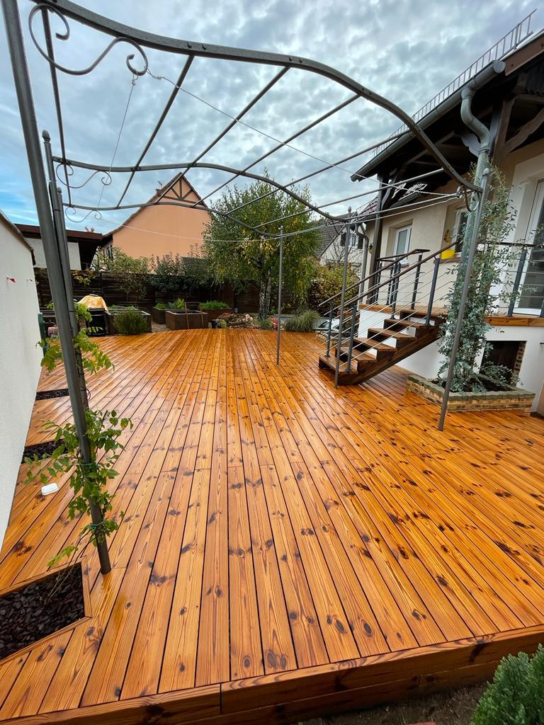 Terrasse bois en Thermopin avec escalier et garde-corps Steeline