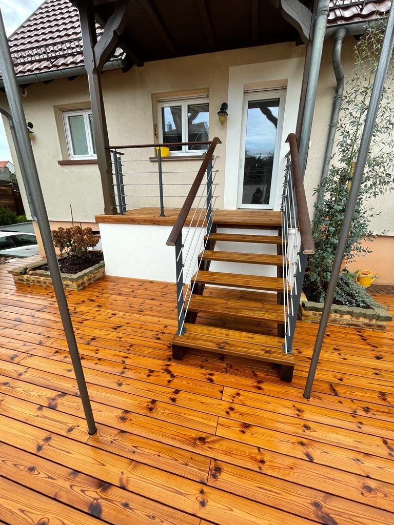 Terrasse bois en Thermopin avec escalier et garde-corps Steeline